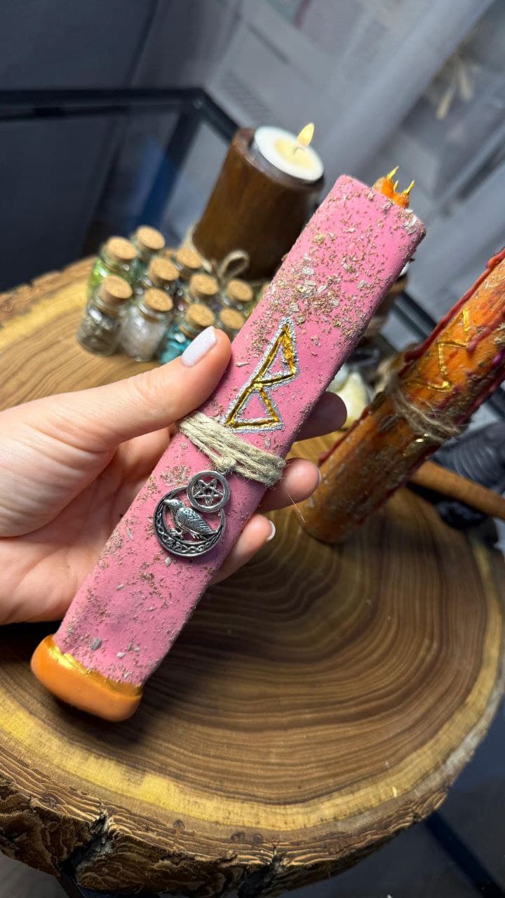 Розовая свеча с рунами